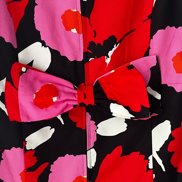 Pictures of front and back Inside out and for the bow theres buttons to clip it - Picture 5 of 9